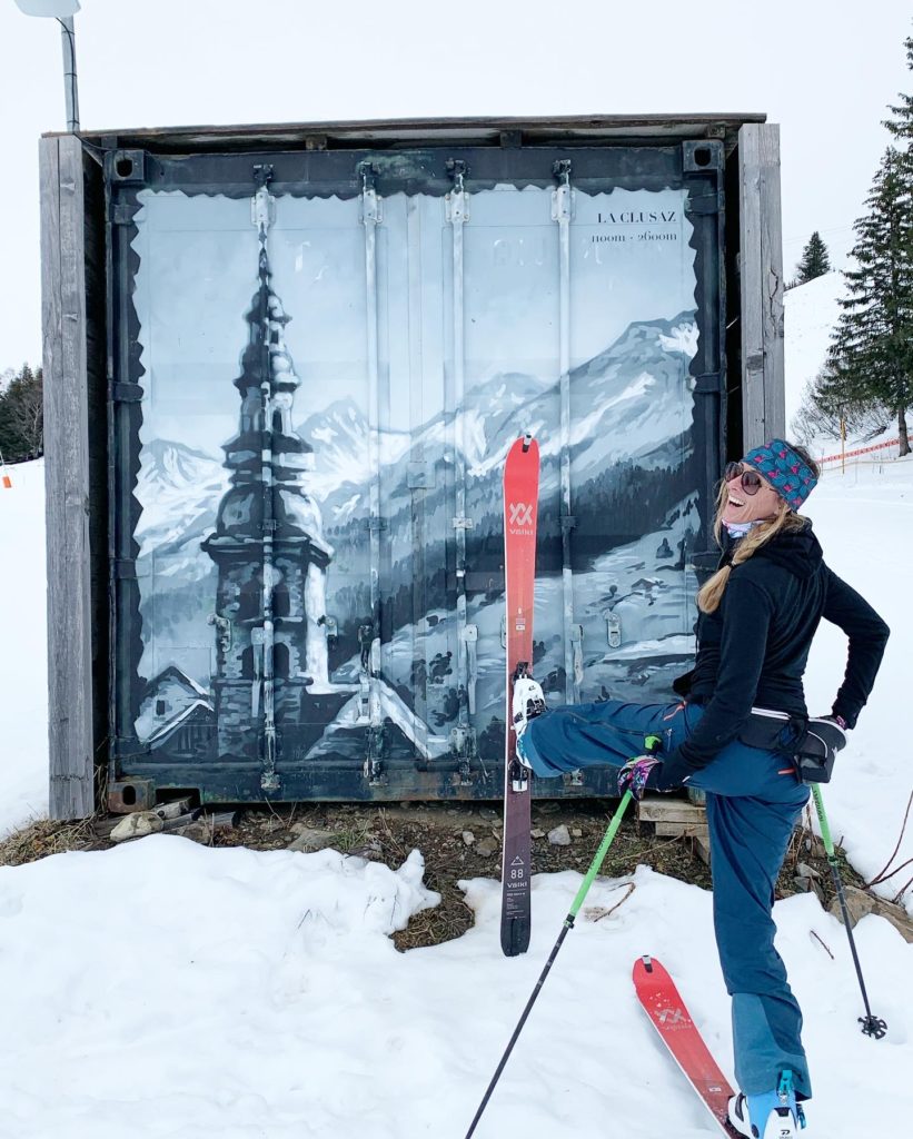 Fanny Caspar, monitrice de ski diplomée d'état à l'ESF de La Clusaz.