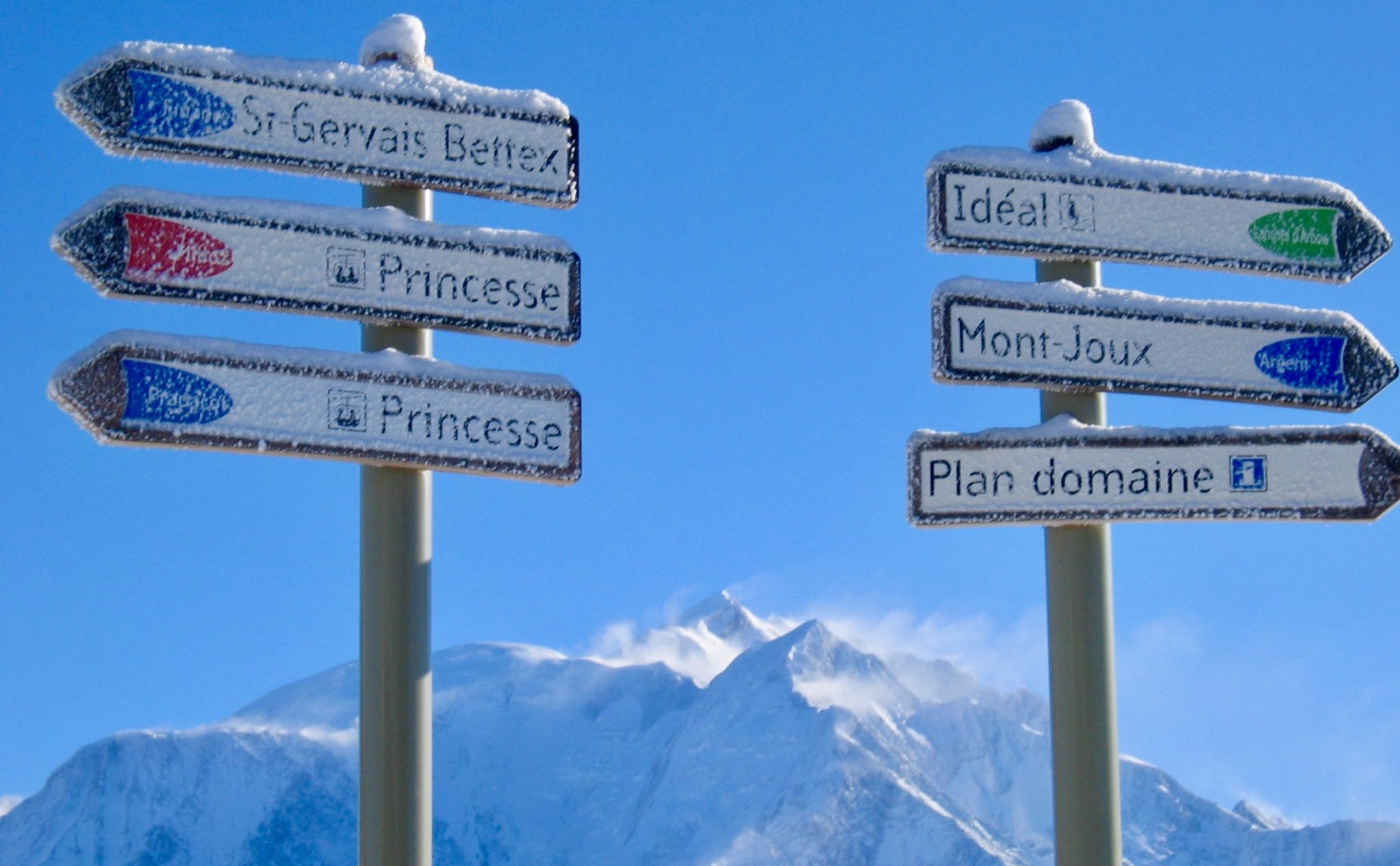 Sommet des pistes de Megève avec vue sur le Mont-Blanc enneigé.