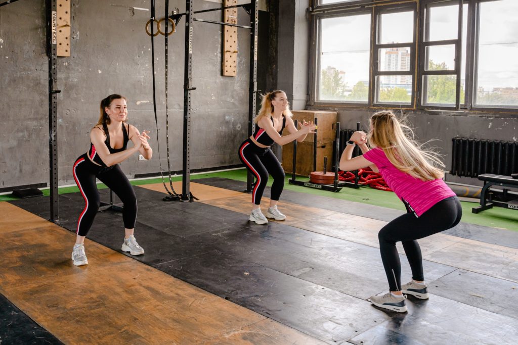 Squats durant un cours de fitness féminin.