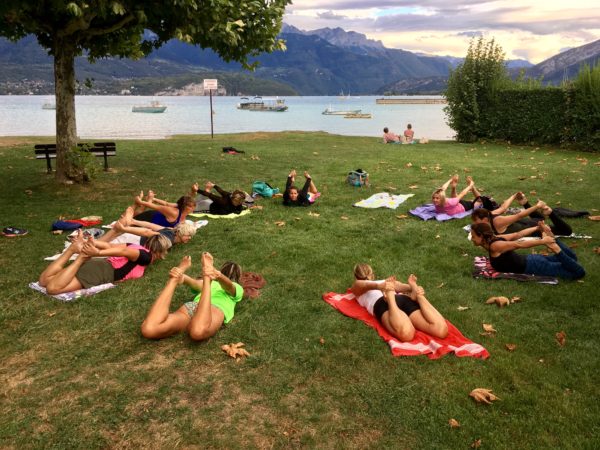 Cours de yoga sur les rives du lac d'Annecy.