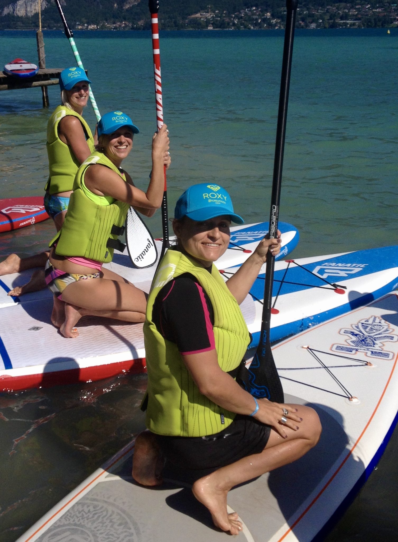 Stand up paddle entre femmes sur le lac d'Annecy avec l'associationsnowflike.