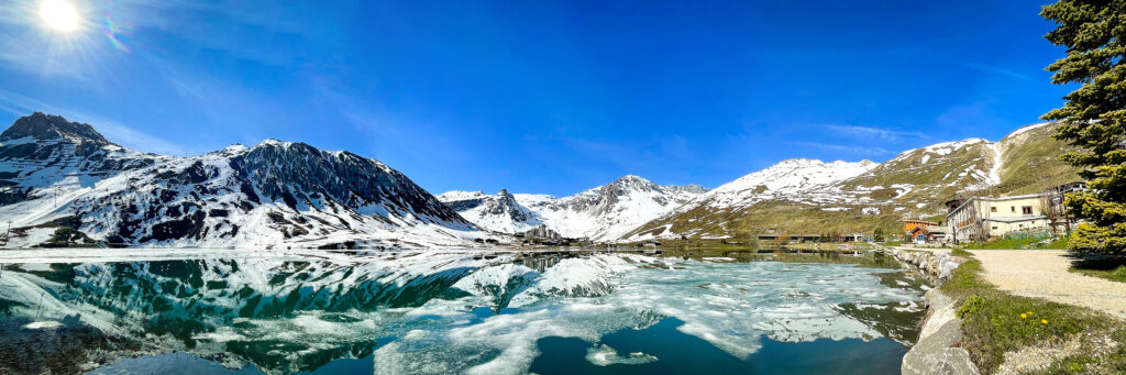 Tignes, village du Val Claret et son lac au printemps.