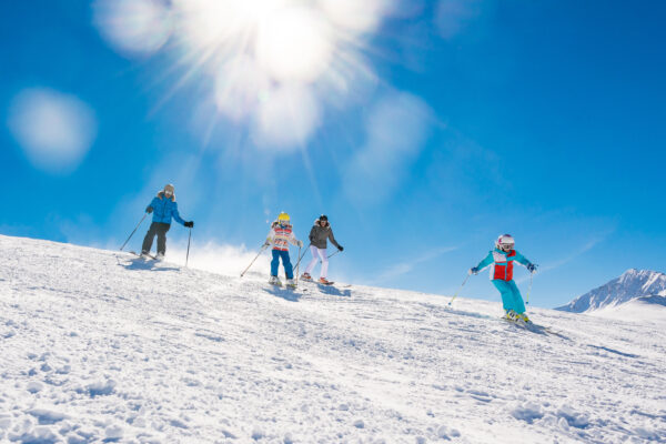 Famille au ski sur les pistes de Val d'Isère.