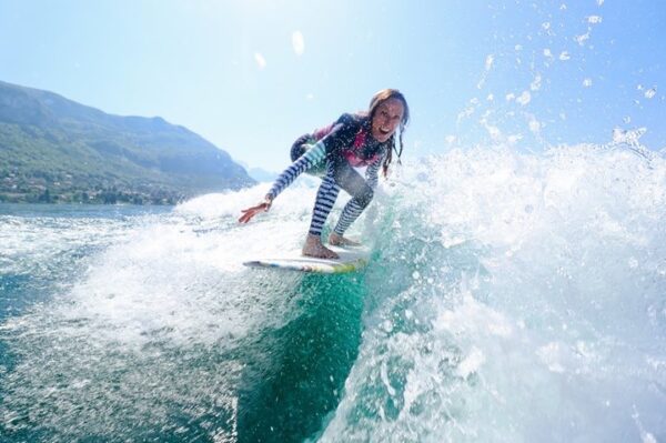 Essai des planches de wakesurf l'Annécienne de Surf sur le lac d'Annecy.