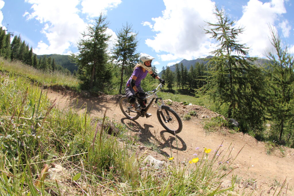 Femme en VTT, bikepark Les Orres.