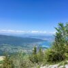 Vue sur Annecy et le lac depuis le tour de la Montagne d'Entrevernes.