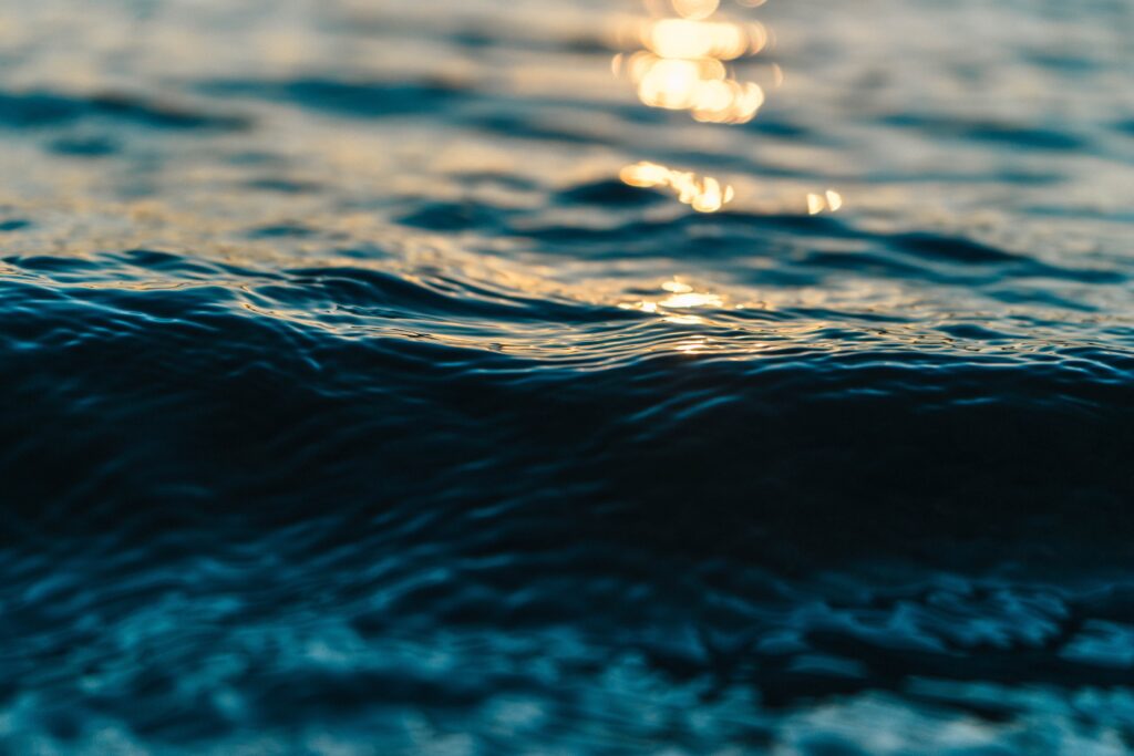 Lumières du coucher de soleil sur l'eau.