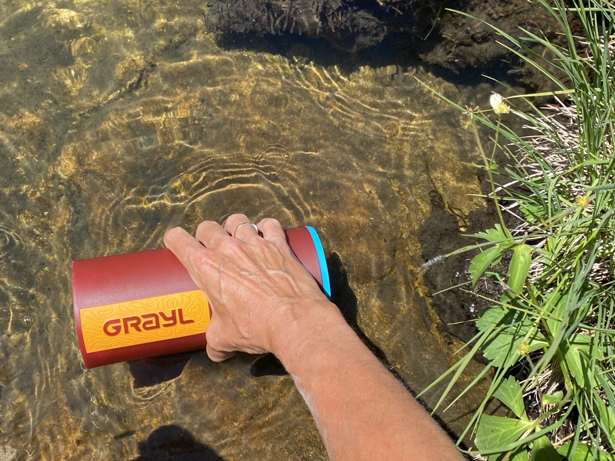 Remplissage du purifictauer d'eau Grayl Geopress.