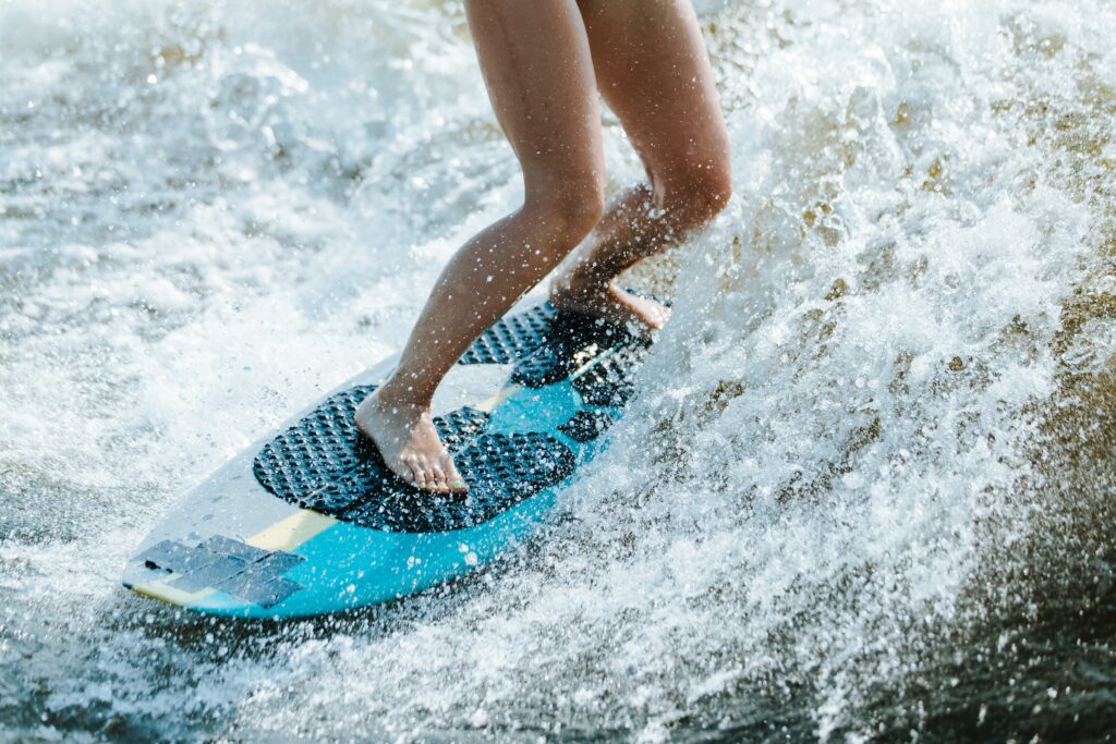 Wakesurf, zoom sur les pieds.