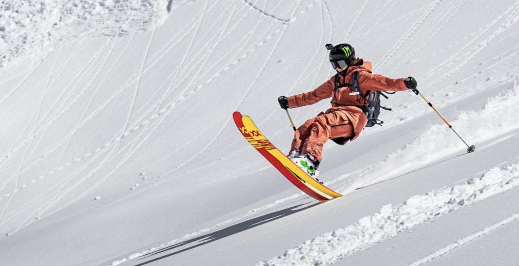 Coline Ballet-Baz descendant droit dans la pente sur les talon de ses skis.