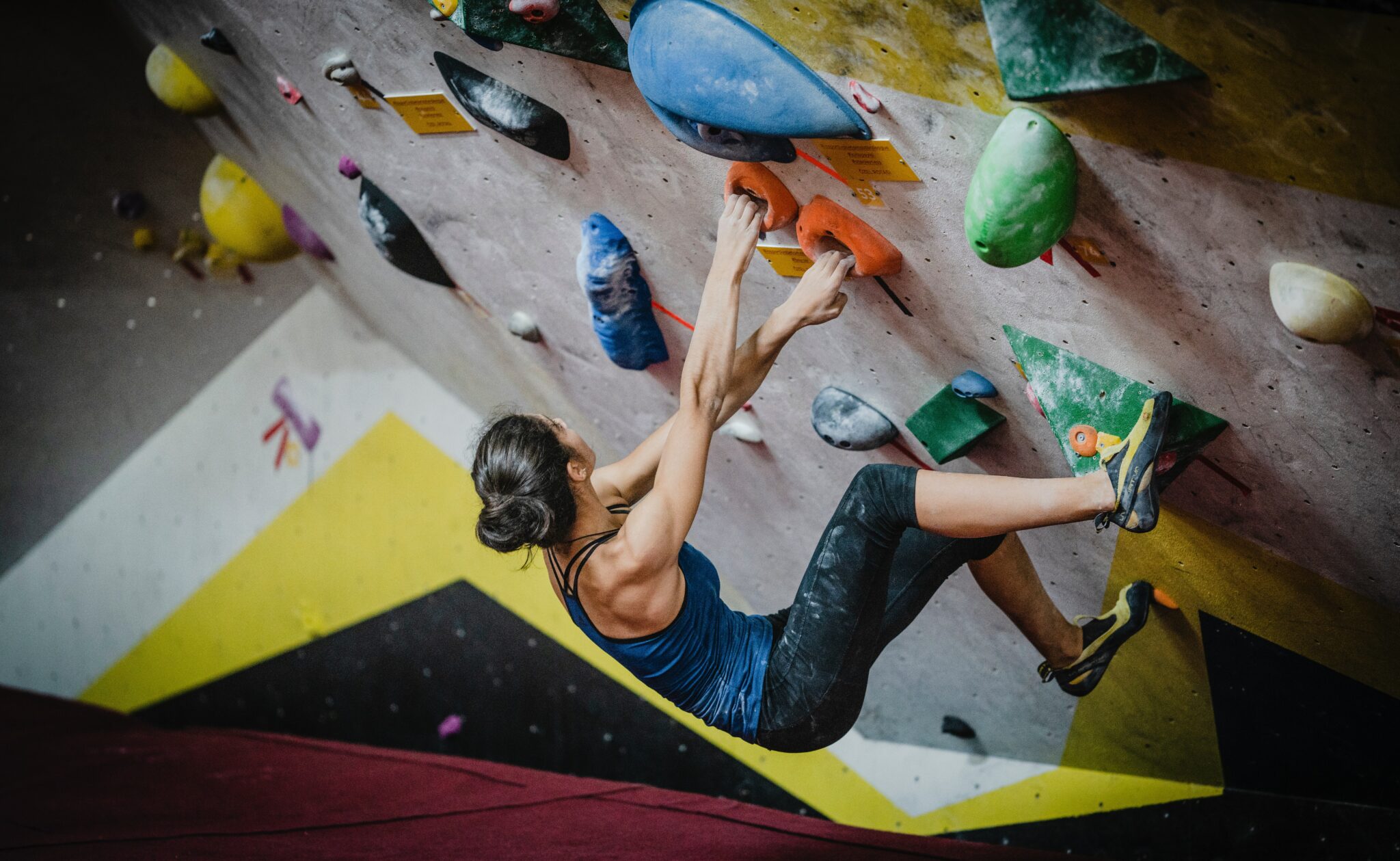 Escalade de bloc, grimpeuse en action.