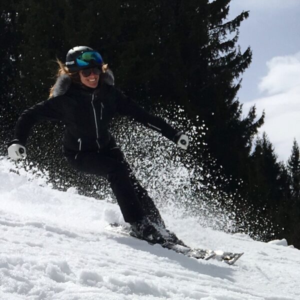 Skieuse alpine en courbe coupée.